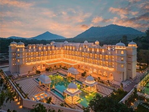 Luxury Hotel Bookings: The Complete Guide to Premium Stays, Services, and Experiences